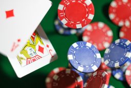 Pourquoi le Poker 7 Card Stud Hi-Lo est-il si populaire parmi les joueurs pros ?