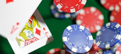 Pourquoi le Poker 7 Card Stud Hi-Lo est-il si populaire parmi les joueurs pros ?