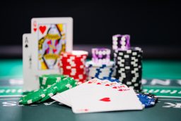 Poker Omaha Hi-Lo : Strat&eacute;gies gagnantes pour ma&icirc;triser le jeu
