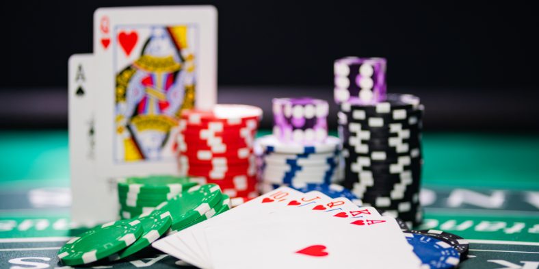 Poker Omaha Hi-Lo : Strat&eacute;gies gagnantes pour ma&icirc;triser le jeu