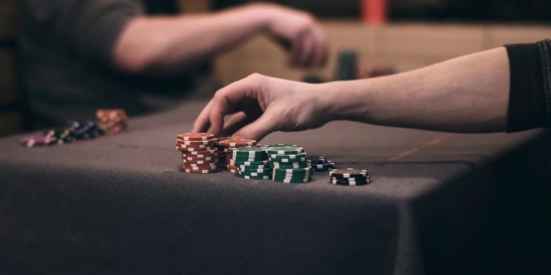 Les secrets du call au poker : comment maximiser vos gains