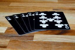 Double paire au poker : quand faut-il parier et quand se coucher ?