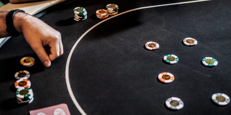 Quelles astuces sont utiles pour bien jouer au poker ?