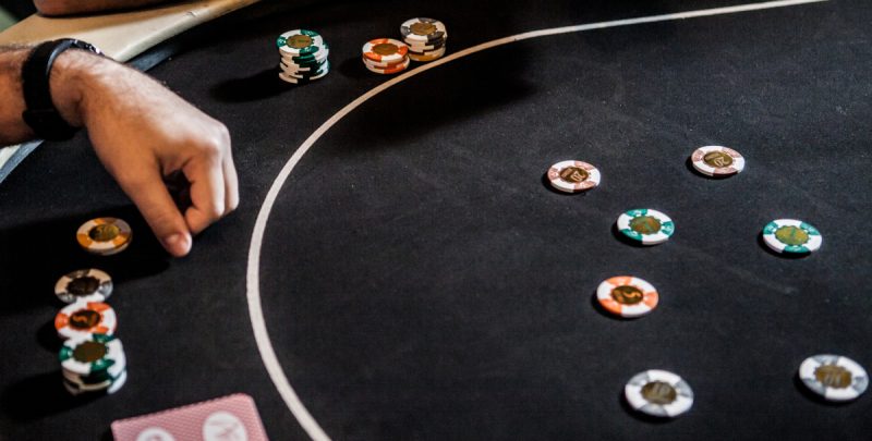 Quelles astuces sont utiles pour bien jouer au poker ?