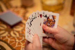 Les types de mains de poker, de la paire à la couleur au poker