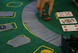 Poker Let It Ride : comment maximiser vos gains à la table