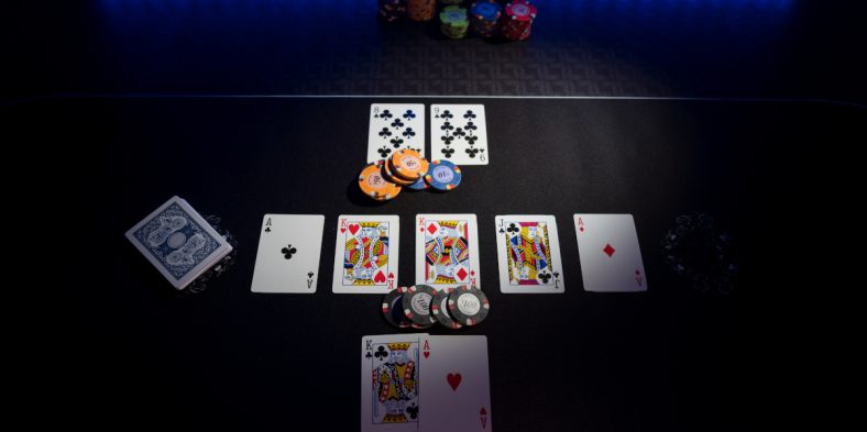 La salle de poker de l&rsquo;Aviation Club de France &agrave; Paris et la culture du poker en France