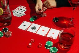 Poker débutant : 10 astuces pour maîtriser les bases rapidement
