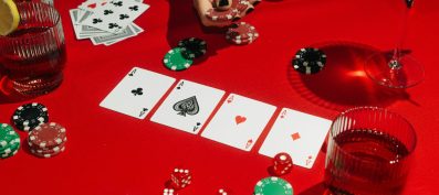 Poker débutant : 10 astuces pour maîtriser les bases rapidement
