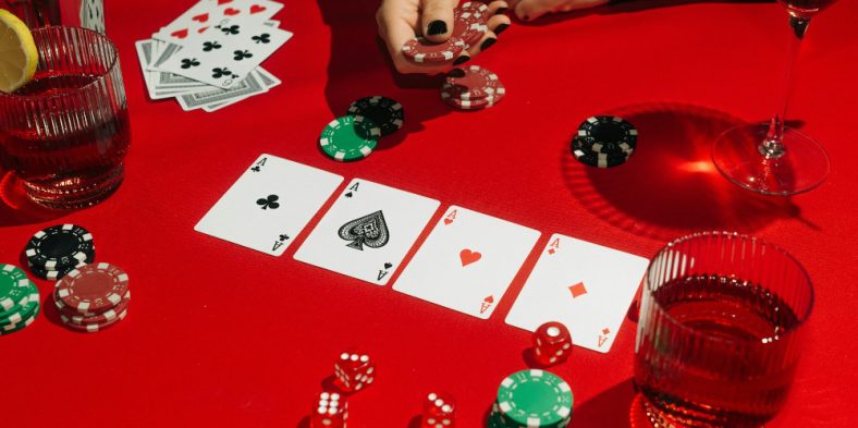 Poker débutant : 10 astuces pour maîtriser les bases rapidement