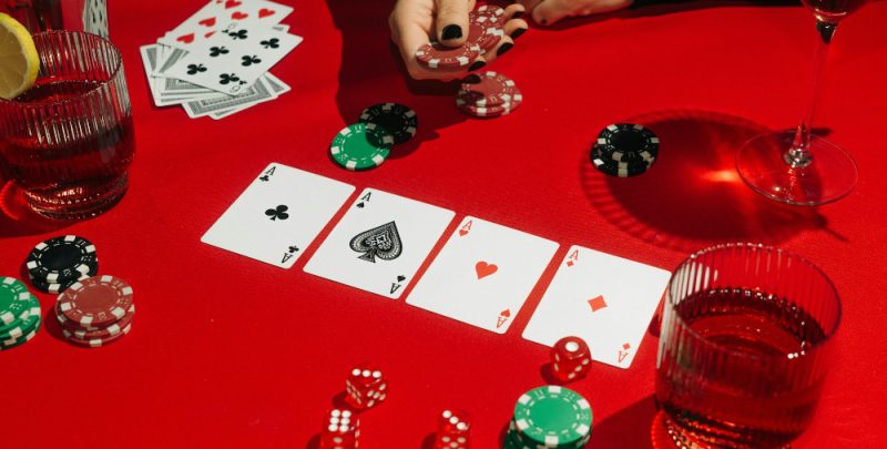 Poker débutant : 10 astuces pour maîtriser les bases rapidement