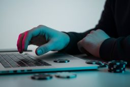 Le pro poker à l’ère numérique : avantages et défis