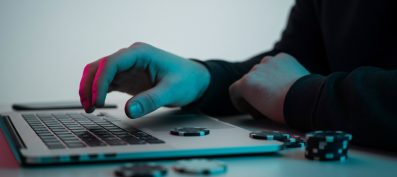 Le pro poker à l&rsquo;ère numérique : avantages et défis