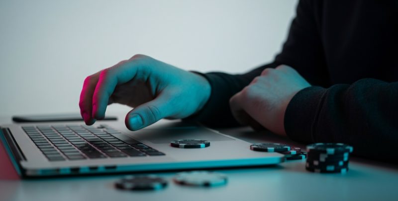 Le pro poker à l&rsquo;ère numérique : avantages et défis