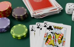 Le bluff autour de la quinte flush au poker : art ou stratégie ?
