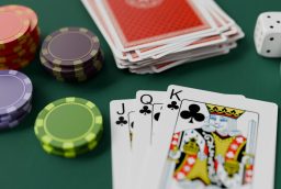Le bluff autour de la quinte flush au poker : art ou strat&eacute;gie ?