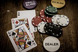 Comment réussir une quinte au poker : stratégies et astuces