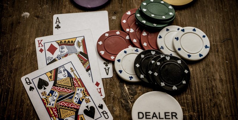 Comment réussir une quinte au poker : stratégies et astuces