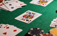 Les tapis au poker : un élément clé pour la décoration de votre salle de jeu