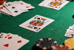 Les tapis au poker : un &eacute;l&eacute;ment cl&eacute; pour la d&eacute;coration de votre salle de jeu