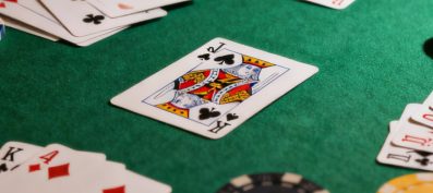 Les tapis au poker : un élément clé pour la décoration de votre salle de jeu