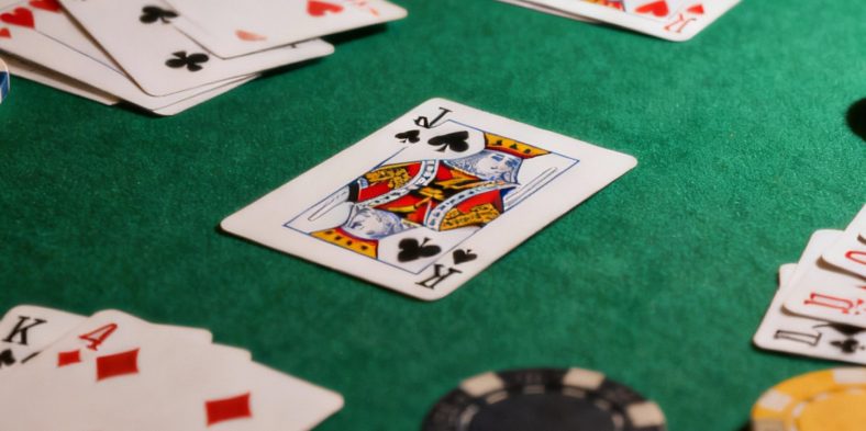 Les tapis au poker : un &eacute;l&eacute;ment cl&eacute; pour la d&eacute;coration de votre salle de jeu